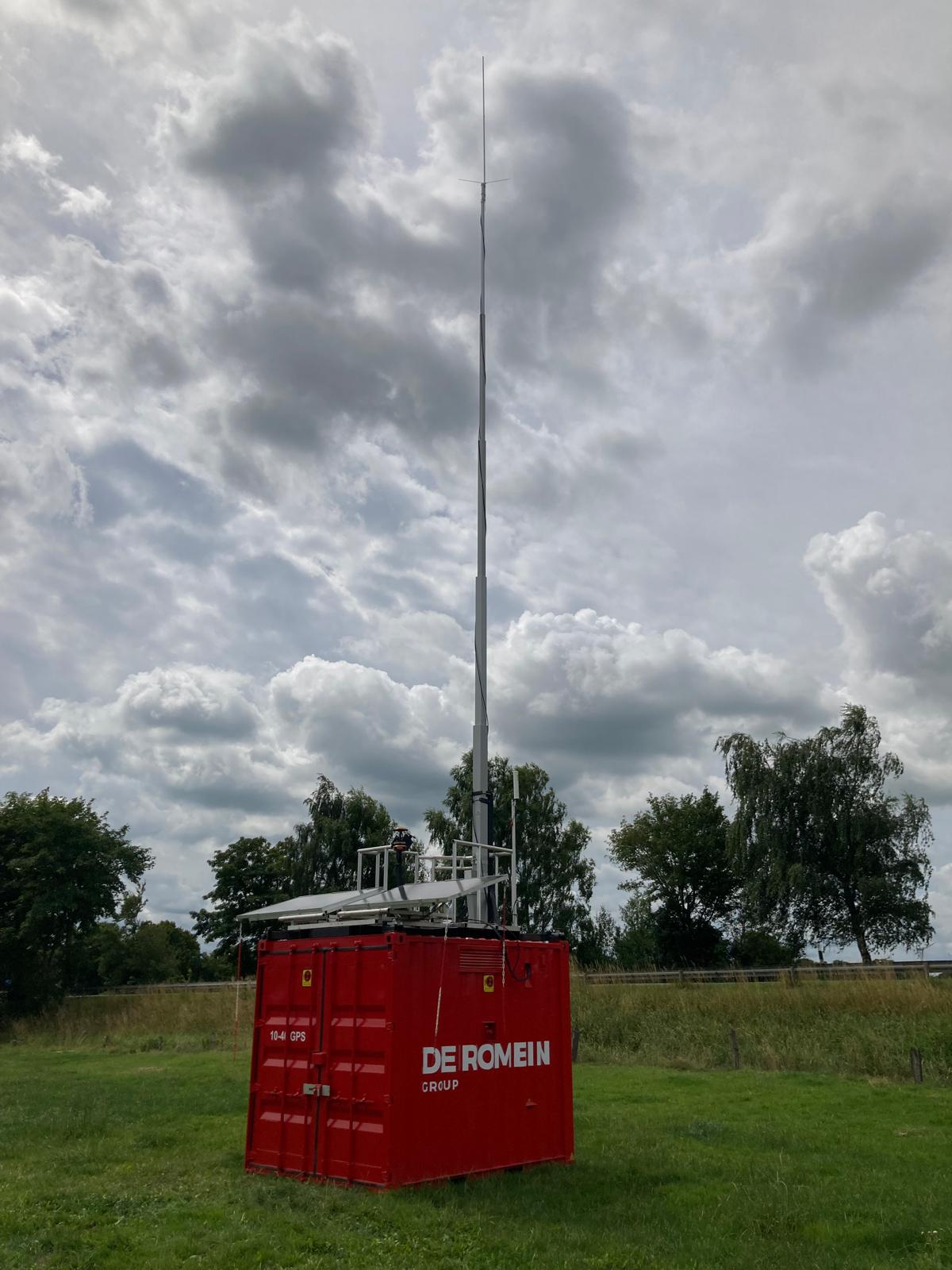 GPS mast met zonnepanelen